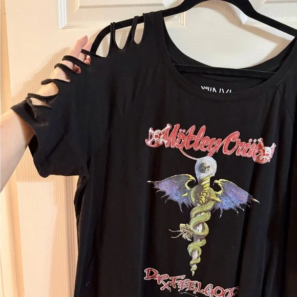 Mötley Crüe “Dr. Feelgood” Cold-Shoulder Band Tee – Women’s 2 (Torrid) - Picture 2 of 4